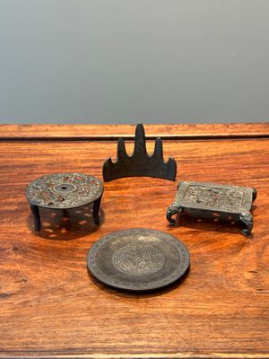 A group of four Chinese bronze scholar’s desk objects, Shi Sou 石叟 mark, Ming/Qing — 照片 1