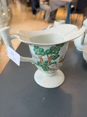 A group of four Chinese export famille rose 'European subject' porcelain, Qianlong — 照片 1