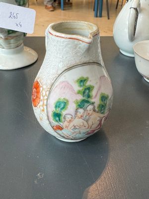 A group of four Chinese export famille rose 'European subject' porcelain, Qianlong — 照片 11