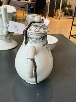 A group of four Chinese export famille rose 'European subject' porcelain, Qianlong — 照片 25