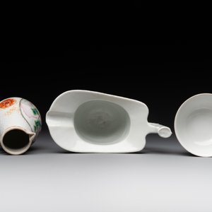 A group of four Chinese export famille rose 'European subject' porcelain, Qianlong — 照片 3