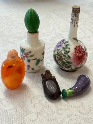 A group of four Chinese porcelain and agate snuff bottles, a miniature vase and a carved seed, Yongzheng and Qianlong marks, 19/20th C. — foto 1