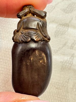 A group of four Chinese porcelain and agate snuff bottles, a miniature vase and a carved seed, Yongzheng and Qianlong marks, 19/20th C. — foto 11