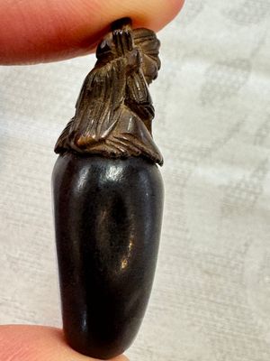 A group of four Chinese porcelain and agate snuff bottles, a miniature vase and a carved seed, Yongzheng and Qianlong marks, 19/20th C. — foto 12