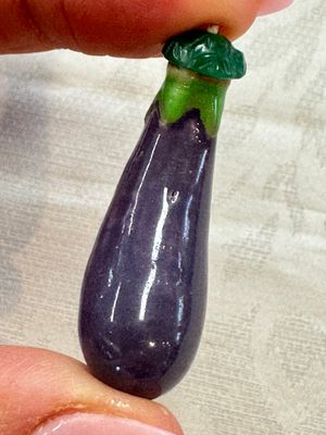 A group of four Chinese porcelain and agate snuff bottles, a miniature vase and a carved seed, Yongzheng and Qianlong marks, 19/20th C. — foto 14