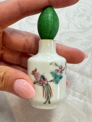A group of four Chinese porcelain and agate snuff bottles, a miniature vase and a carved seed, Yongzheng and Qianlong marks, 19/20th C. — foto 17