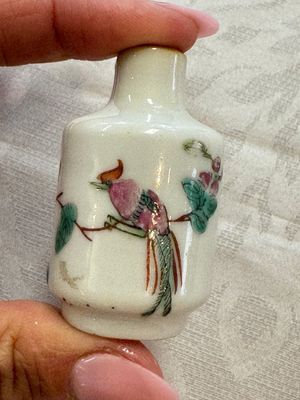 A group of four Chinese porcelain and agate snuff bottles, a miniature vase and a carved seed, Yongzheng and Qianlong marks, 19/20th C. — foto 18