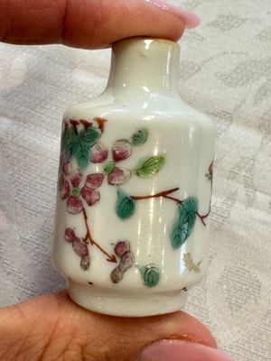 A group of four Chinese porcelain and agate snuff bottles, a miniature vase and a carved seed, Yongzheng and Qianlong marks, 19/20th C. — foto 19