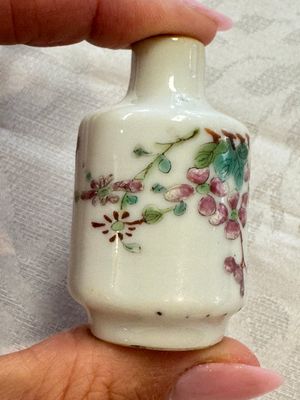 A group of four Chinese porcelain and agate snuff bottles, a miniature vase and a carved seed, Yongzheng and Qianlong marks, 19/20th C. — foto 20