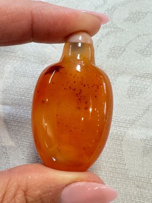 A group of four Chinese porcelain and agate snuff bottles, a miniature vase and a carved seed, Yongzheng and Qianlong marks, 19/20th C. — foto 2