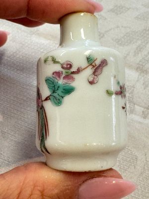 A group of four Chinese porcelain and agate snuff bottles, a miniature vase and a carved seed, Yongzheng and Qianlong marks, 19/20th C. — foto 21