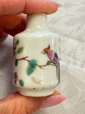 A group of four Chinese porcelain and agate snuff bottles, a miniature vase and a carved seed, Yongzheng and Qianlong marks, 19/20th C. — foto 22