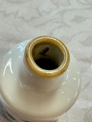 A group of four Chinese porcelain and agate snuff bottles, a miniature vase and a carved seed, Yongzheng and Qianlong marks, 19/20th C. — foto 23