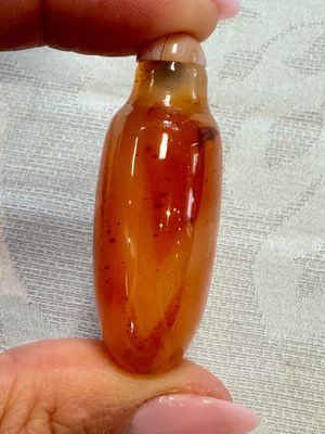 A group of four Chinese porcelain and agate snuff bottles, a miniature vase and a carved seed, Yongzheng and Qianlong marks, 19/20th C. — foto 3