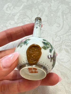 A group of four Chinese porcelain and agate snuff bottles, a miniature vase and a carved seed, Yongzheng and Qianlong marks, 19/20th C. — foto 31