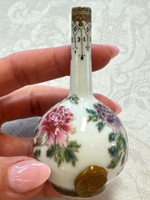 A group of four Chinese porcelain and agate snuff bottles, a miniature vase and a carved seed, Yongzheng and Qianlong marks, 19/20th C. — foto 32