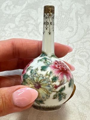 A group of four Chinese porcelain and agate snuff bottles, a miniature vase and a carved seed, Yongzheng and Qianlong marks, 19/20th C. — foto 33