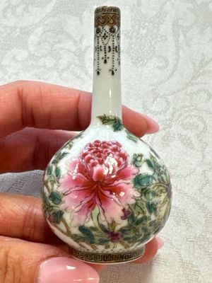 A group of four Chinese porcelain and agate snuff bottles, a miniature vase and a carved seed, Yongzheng and Qianlong marks, 19/20th C. — foto 34