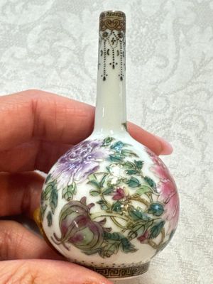 A group of four Chinese porcelain and agate snuff bottles, a miniature vase and a carved seed, Yongzheng and Qianlong marks, 19/20th C. — foto 35