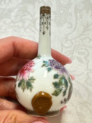 A group of four Chinese porcelain and agate snuff bottles, a miniature vase and a carved seed, Yongzheng and Qianlong marks, 19/20th C. — foto 36