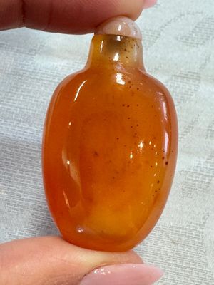 A group of four Chinese porcelain and agate snuff bottles, a miniature vase and a carved seed, Yongzheng and Qianlong marks, 19/20th C. — foto 4