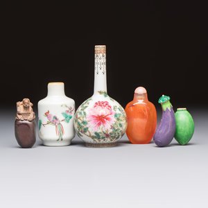 A group of four Chinese porcelain and agate snuff bottles, a miniature vase and a carved seed, Yongzheng and Qianlong marks, 19/20th C. — foto 1