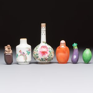 A group of four Chinese porcelain and agate snuff bottles, a miniature vase and a carved seed, Yongzheng and Qianlong marks, 19/20th C. — foto 2
