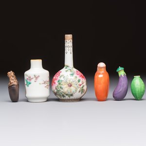 A group of four Chinese porcelain and agate snuff bottles, a miniature vase and a carved seed, Yongzheng and Qianlong marks, 19/20th C. — foto 3