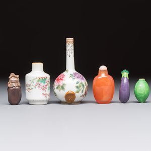 A group of four Chinese porcelain and agate snuff bottles, a miniature vase and a carved seed, Yongzheng and Qianlong marks, 19/20th C. — foto 4