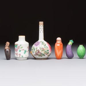 A group of four Chinese porcelain and agate snuff bottles, a miniature vase and a carved seed, Yongzheng and Qianlong marks, 19/20th C. — foto 5