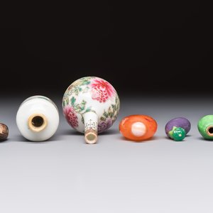 A group of four Chinese porcelain and agate snuff bottles, a miniature vase and a carved seed, Yongzheng and Qianlong marks, 19/20th C. — foto 6