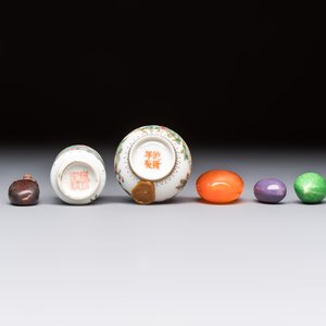 A group of four Chinese porcelain and agate snuff bottles, a miniature vase and a carved seed, Yongzheng and Qianlong marks, 19/20th C. — foto 7