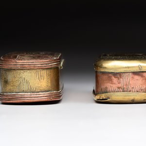 A group of four copper and brass engraved tobacco boxes, The Netherlands, 18th C. — 照片 12