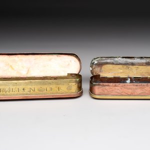 A group of four copper and brass engraved tobacco boxes, The Netherlands, 18th C. — 照片 13