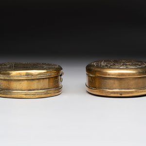 A group of four copper and brass engraved tobacco boxes, The Netherlands, 18th C. — 照片 5