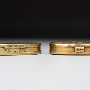 A group of four copper and brass engraved tobacco boxes, The Netherlands, 18th C. — 照片 6