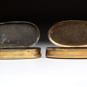 A group of four copper and brass engraved tobacco boxes, The Netherlands, 18th C. — 照片 7