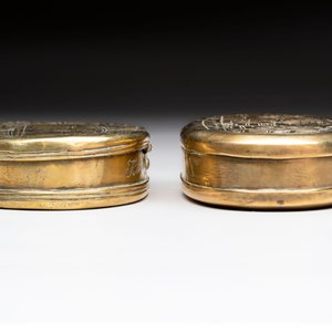 A group of four copper and brass engraved tobacco boxes, The Netherlands, 18th C. — 照片 8