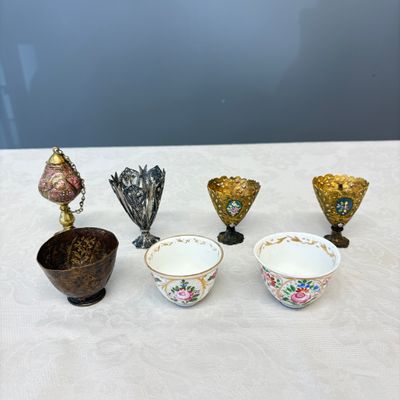 A group of four Ottoman zarfs, a scent burner and two porcelain tea bowls — foto 1