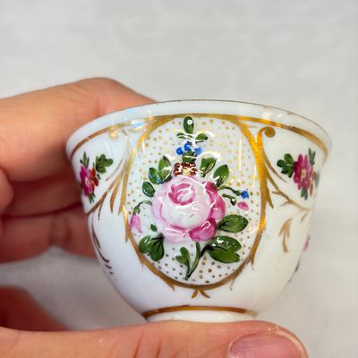 A group of four Ottoman zarfs, a scent burner and two porcelain tea bowls — foto 2