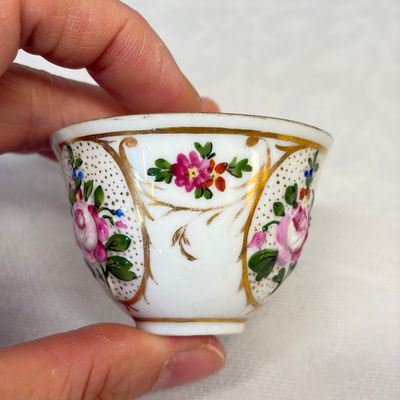A group of four Ottoman zarfs, a scent burner and two porcelain tea bowls — foto 3