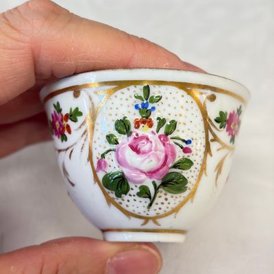 A group of four Ottoman zarfs, a scent burner and two porcelain tea bowls — foto 4