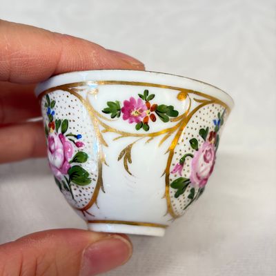 A group of four Ottoman zarfs, a scent burner and two porcelain tea bowls — foto 5