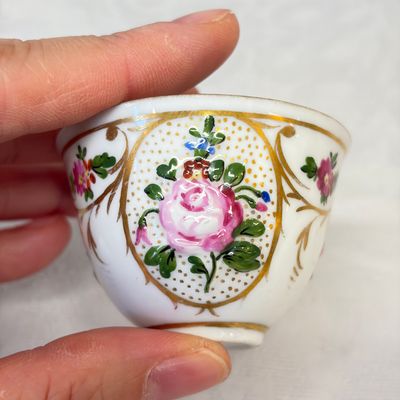 A group of four Ottoman zarfs, a scent burner and two porcelain tea bowls — foto 6
