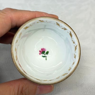 A group of four Ottoman zarfs, a scent burner and two porcelain tea bowls — foto 7
