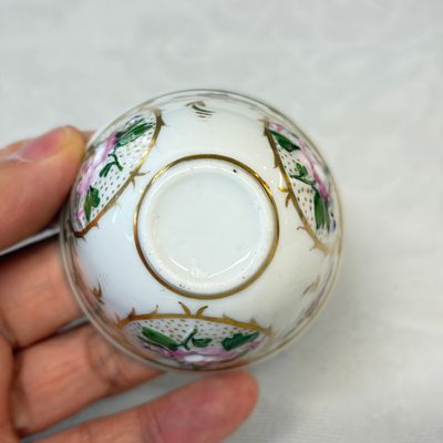 A group of four Ottoman zarfs, a scent burner and two porcelain tea bowls — foto 8