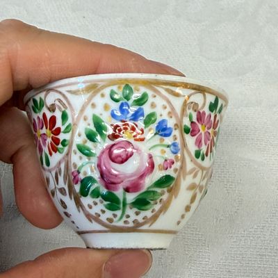 A group of four Ottoman zarfs, a scent burner and two porcelain tea bowls — foto 9