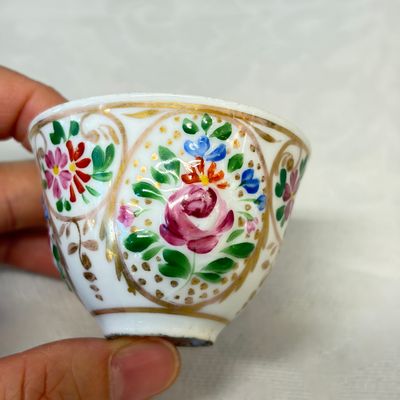 A group of four Ottoman zarfs, a scent burner and two porcelain tea bowls — foto 10