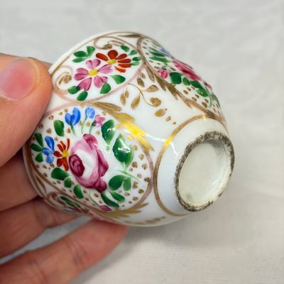 A group of four Ottoman zarfs, a scent burner and two porcelain tea bowls — foto 15