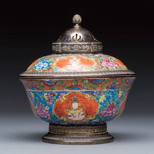 A group of nine Chinese Bencharong wares for the Thai market — photo 3